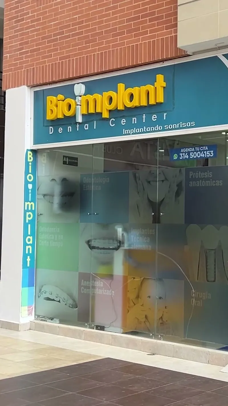 Fachada del local de Bioimplant Dental Center en el Edificio Buena Vista, con el aviso azul y dorado